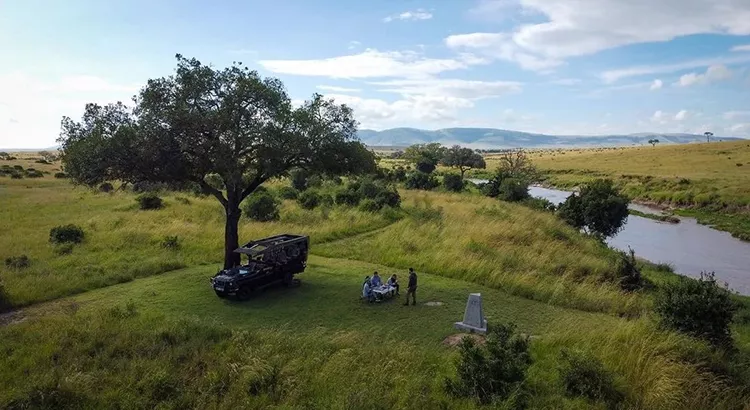 Visitantes en uno de los parajes verdes de la Reseva Nacional Masái Mara (Kenia) | Foto: Enkewa Camp