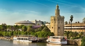 Vista de la Torre del Oro a la orilla del río Guadalquivir, en Sevilla, un destinos de Semana Santa | Foto: Jaime PF (CC)