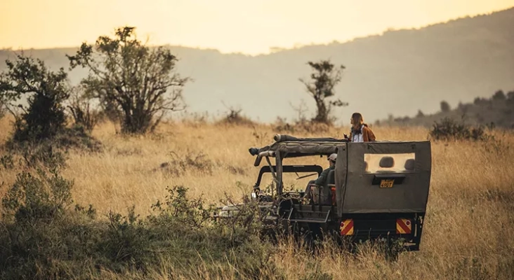 Vehículo en medio de la sabana en la Reserva Nacional Masái Mara (Kenia) | Foto: Enkewa Camp