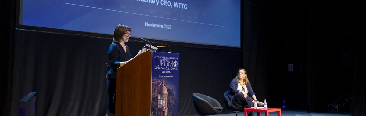 Julia Simpson, presidenta y CEO del WTTC, junto a Águeda Borges, presidenta de la FEHT | Foto: Nacho González Oramas