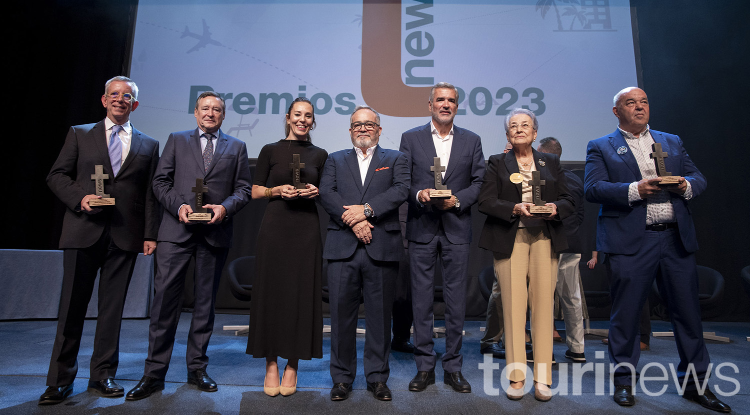 Enrique Luis Larroque, Ángel Simón, Jessica de León, Ignacio Moll, Baleària, Adolfo Utor, Isabel García Bardón y Óscar Díaz posan con sus premios.