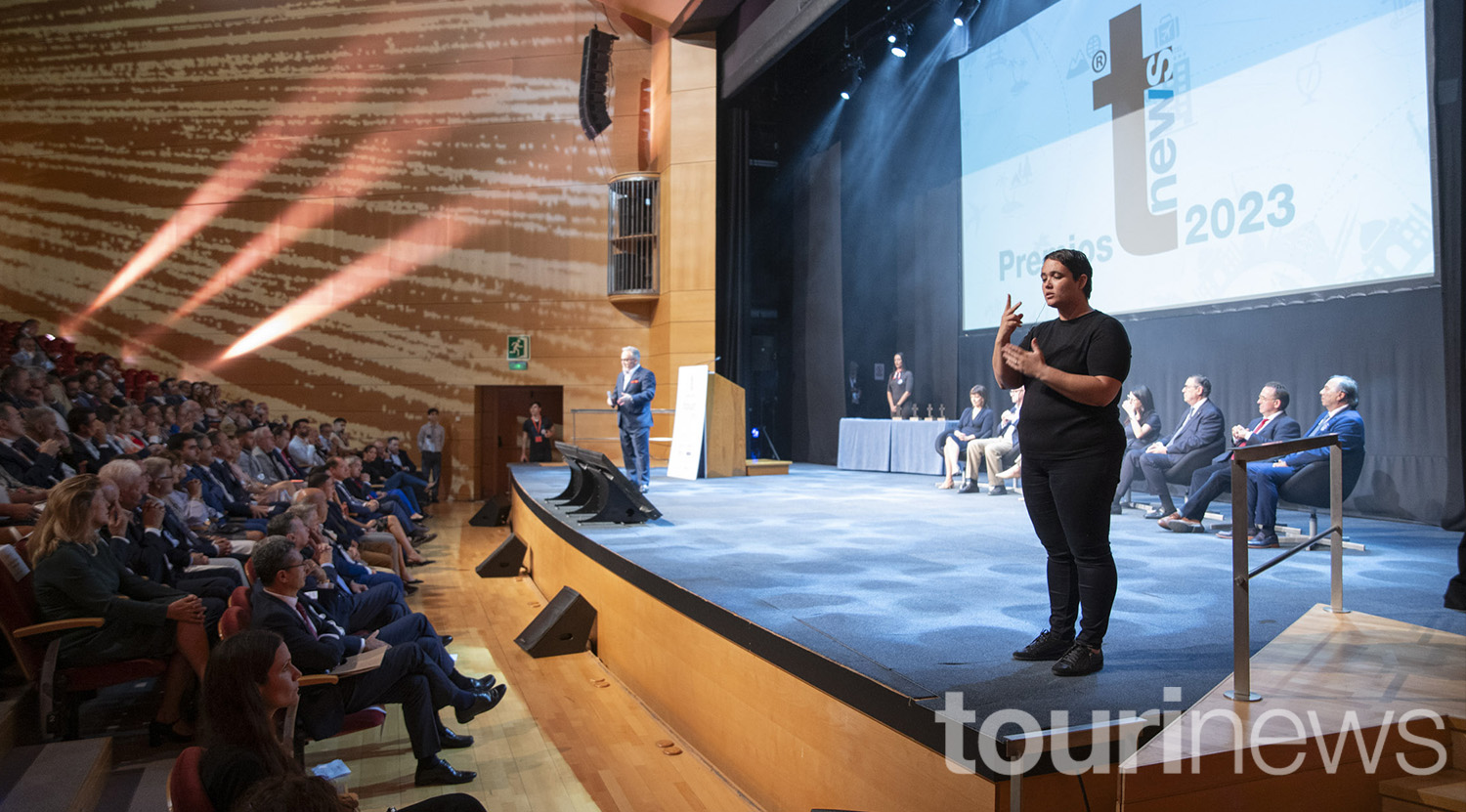 Interpretación en lengua de signos durante los Premios Tourinews 2023. 