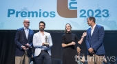 Jesús Nuño de la Rosa, Alberto Ávila, Jessica de León y José Juan Lorenzo posan junto al premio. Foto: Nacho González Oramas