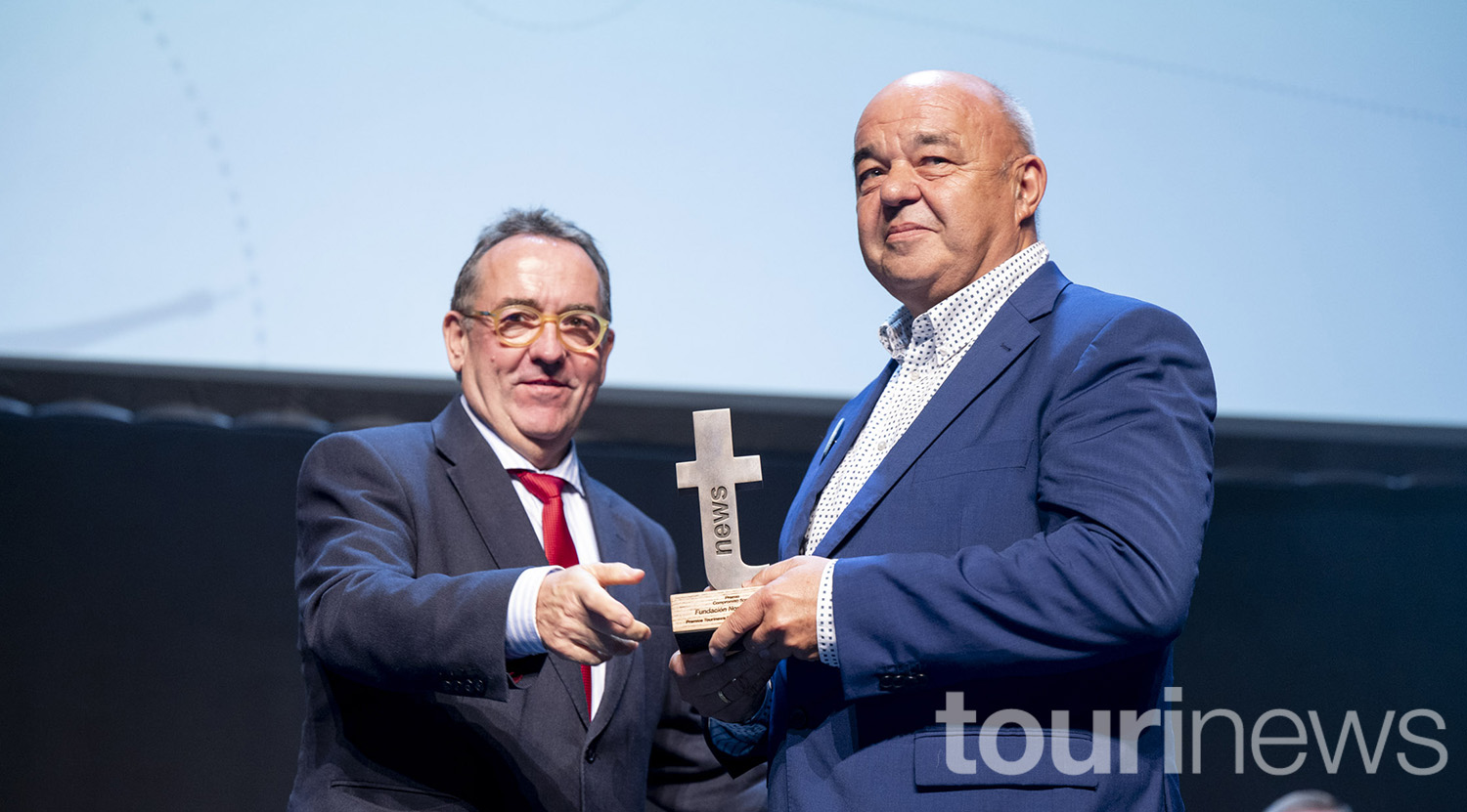 José Luis Yzuel entregó el premio a Óscar Díaz.