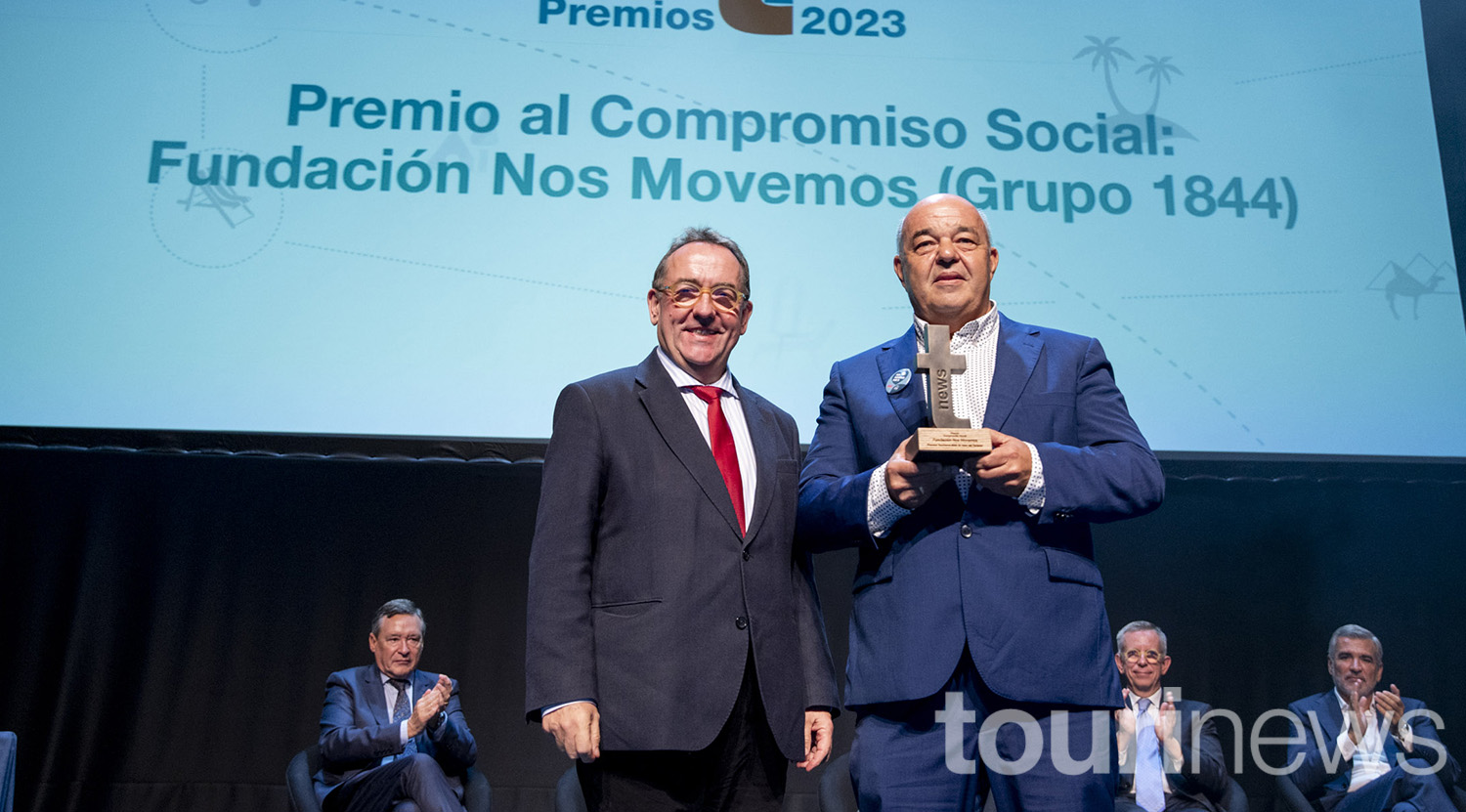 José Luis Yzuel posando junto a Óscar Díaz.