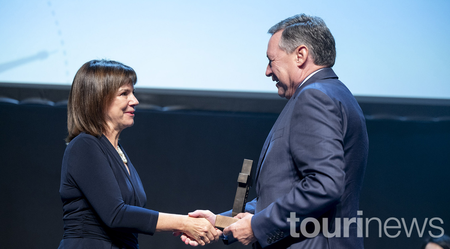 Julia Simpson entregó el premio a Ángel Simón.