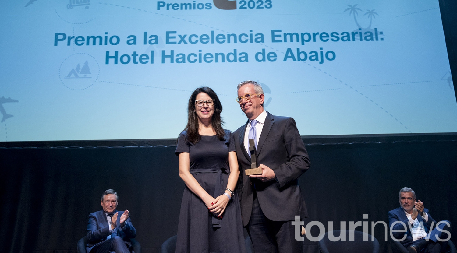 Lucía Méndez-Bonito junto a Enrique Luis Larroque.