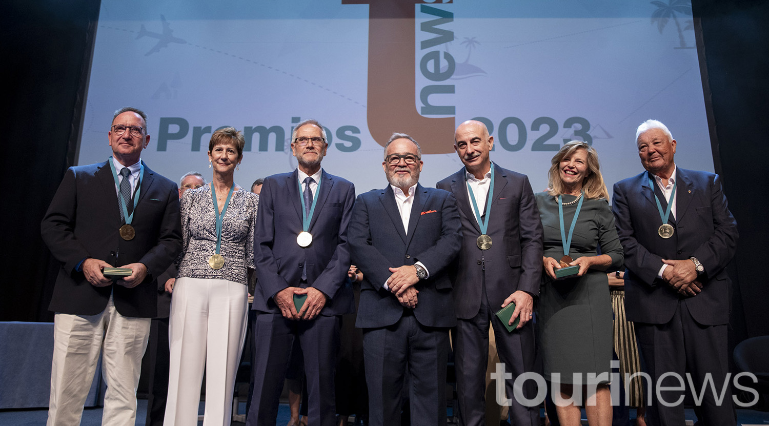  Carlos Villota, Sofía Torralbo, Pedro Lara, Eduardo Zamorano, Margarita Müller y Victoriano Elvira posan con sus medallas