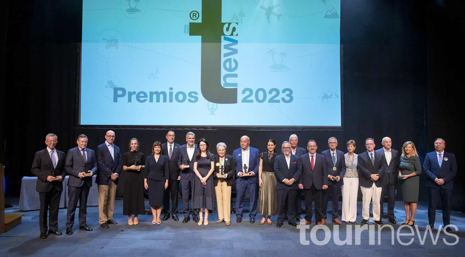  Foto de familia de los premios Tourinews con miembros del jurado, premiados y homenajeados.