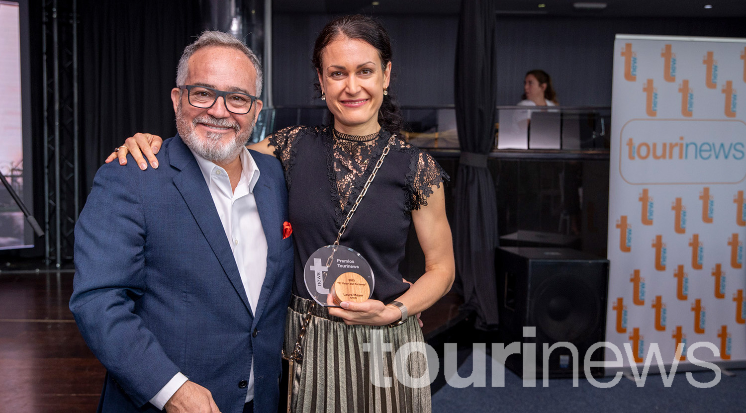 Ignacio Moll entregó una placas conmemorativas a los miembros del jurado. En la foto, con Laura Meyer 