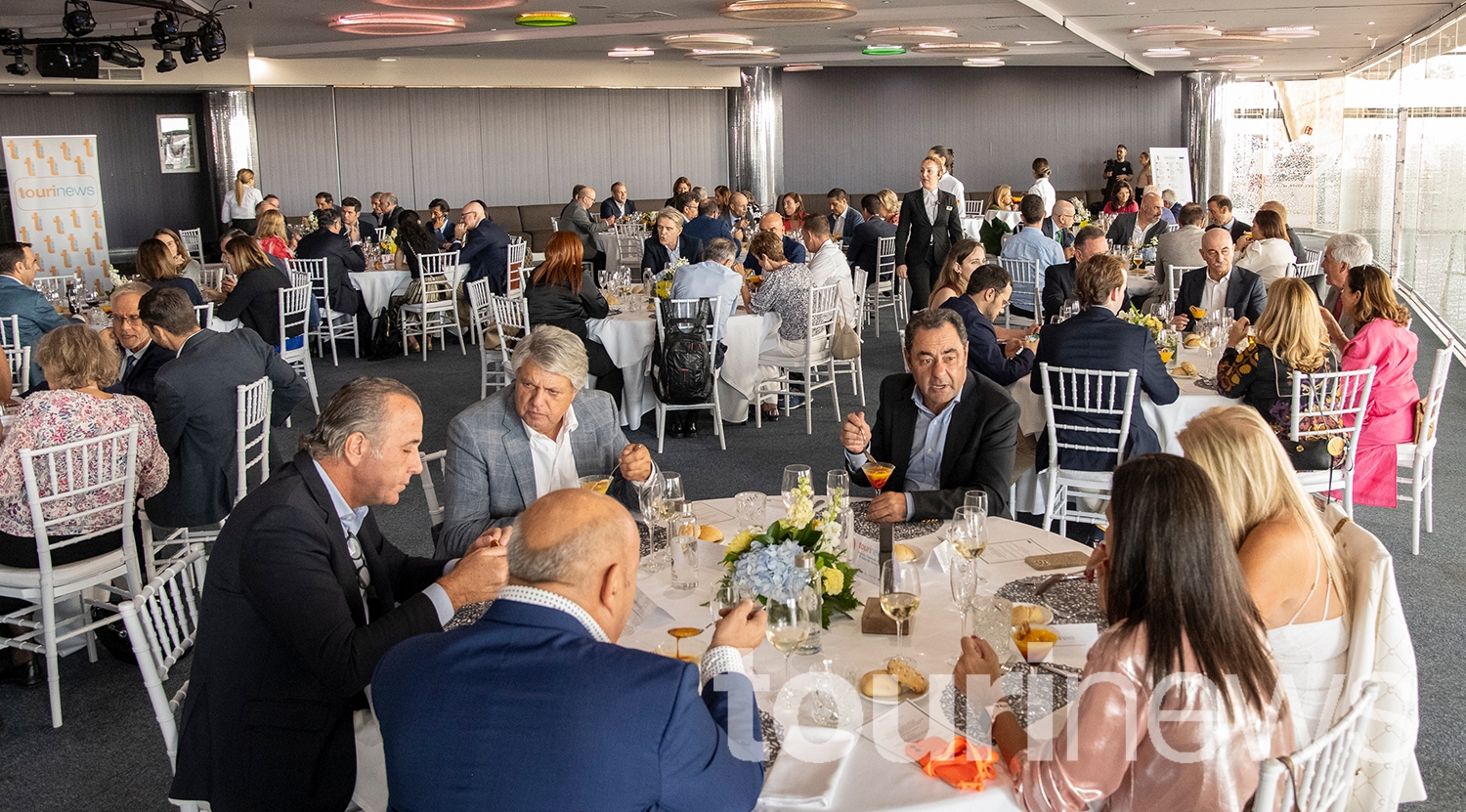 Los comensales disfrutando del almuerzo