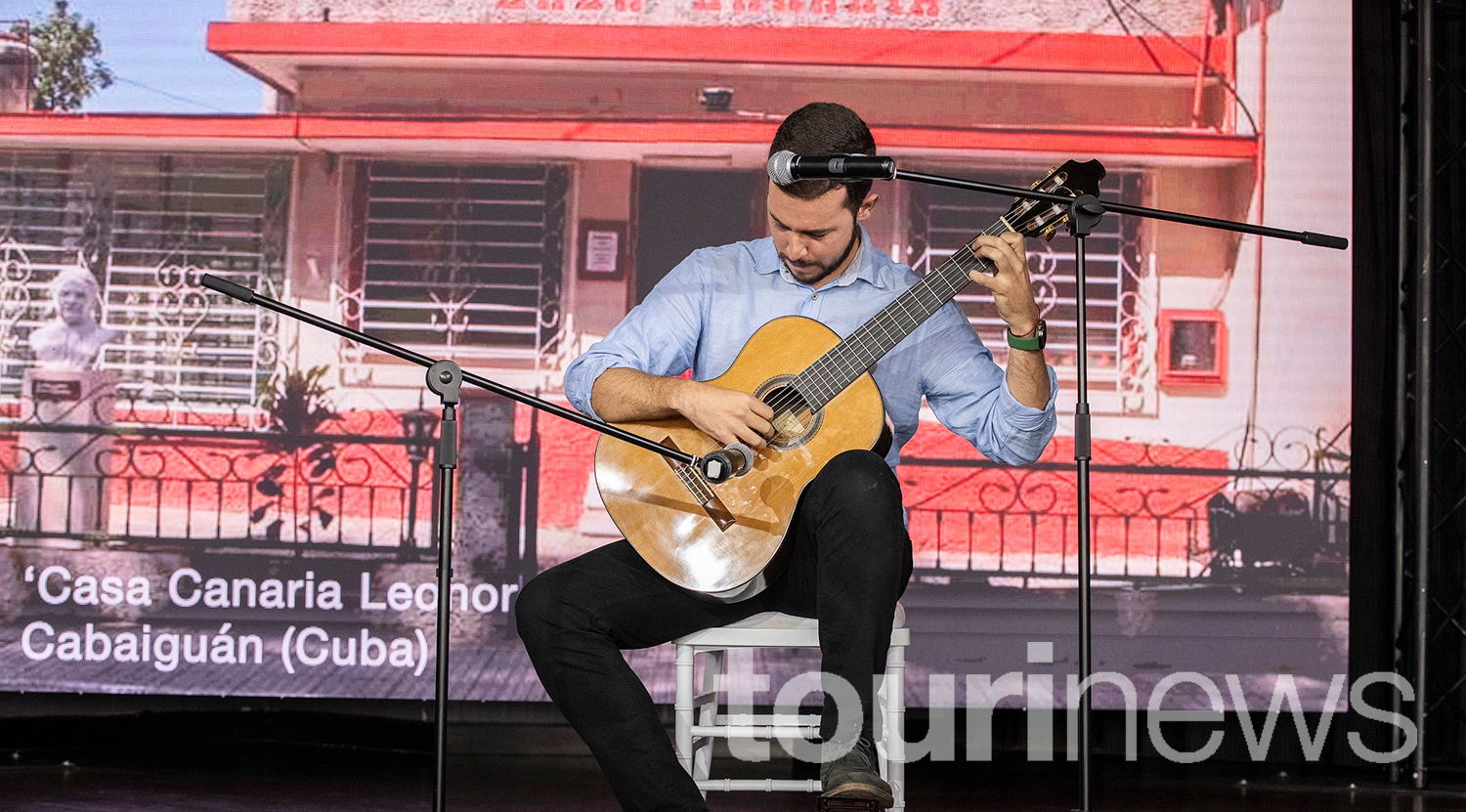 El guitarrista Alexander Álvarez deleitó con una actuación a los asistentes. 