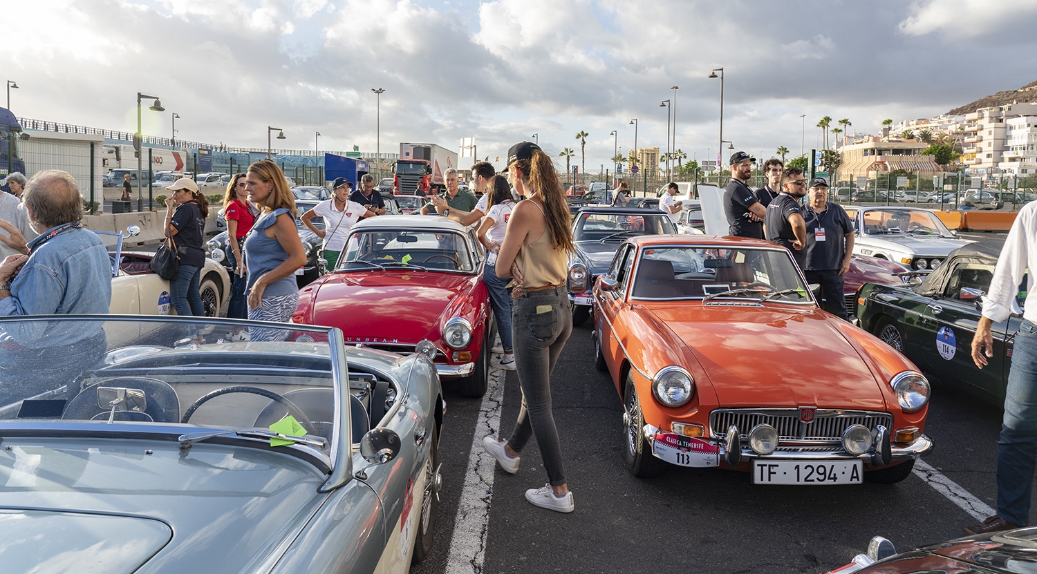 A la derecha, un MG B GT en los instantes previos al embarque en el sur de Tenerife para navegar hacia La Palma | Foto: Clásica de Tenerife