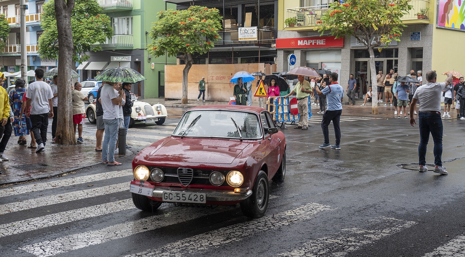 Alfa Romeo GTV 2000 bajo la lluvia en La Palma | Foto: Clásica de Tenerife