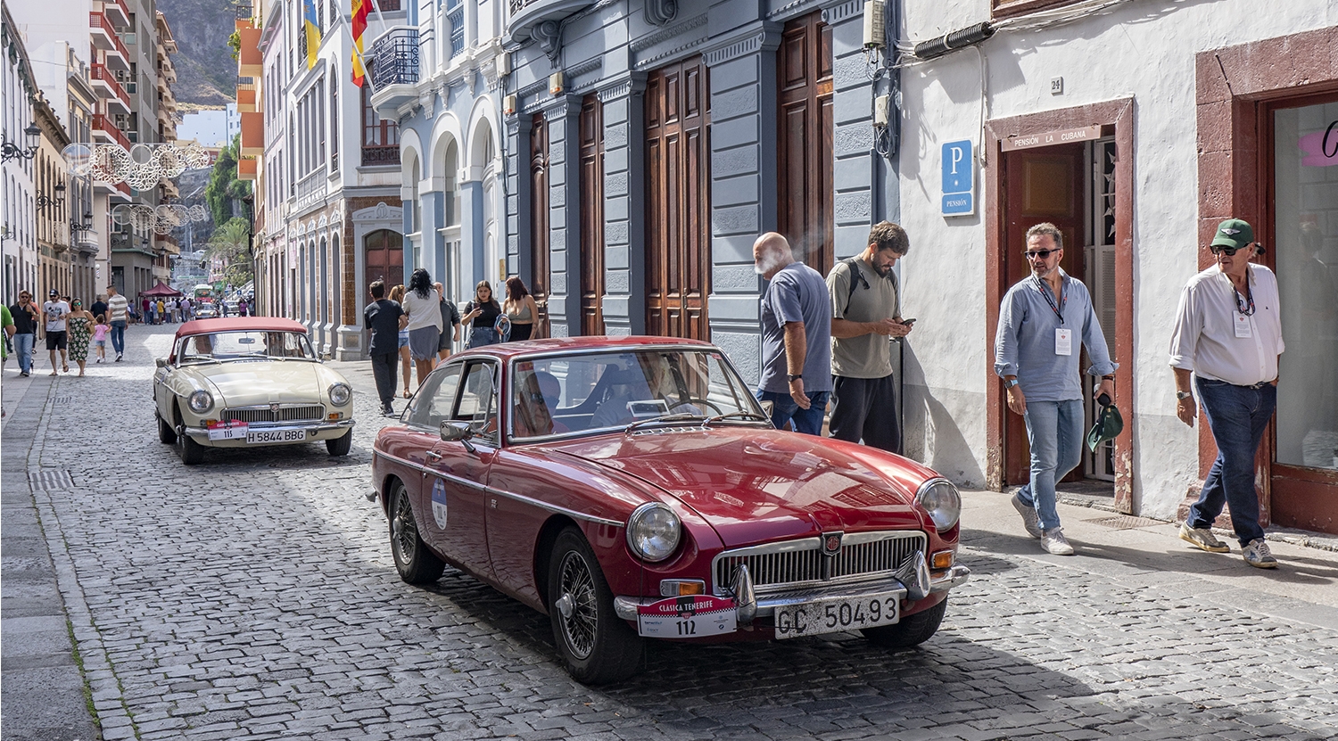 Dos MG B GT rodando por una calle adoquinada en La Palma | Foto: Clásica de Tenerife