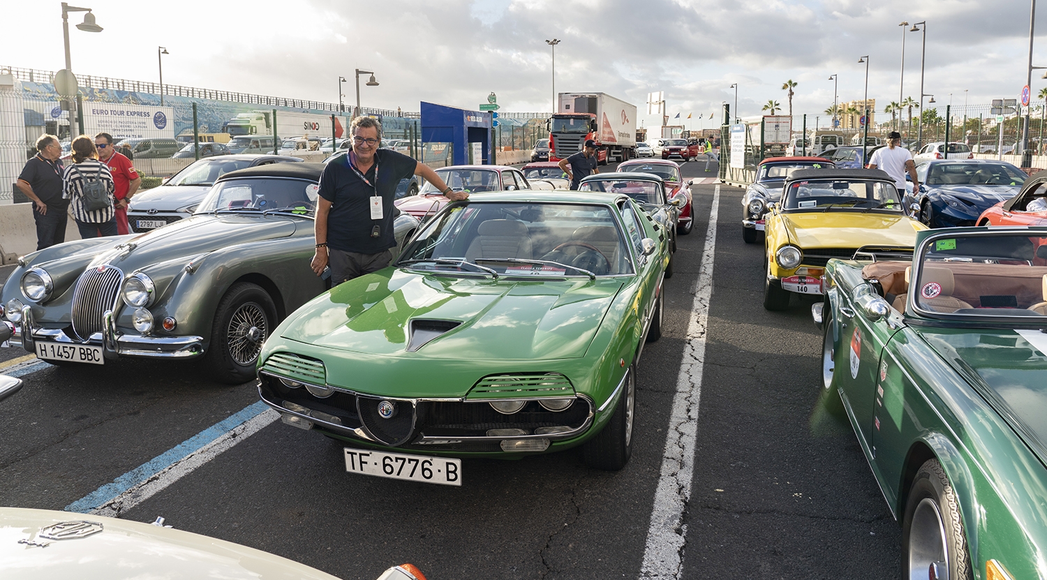 En el centro de la imagen, un Alfa Romeo Montreal y su propietario | Foto: Clásica de Tenerife