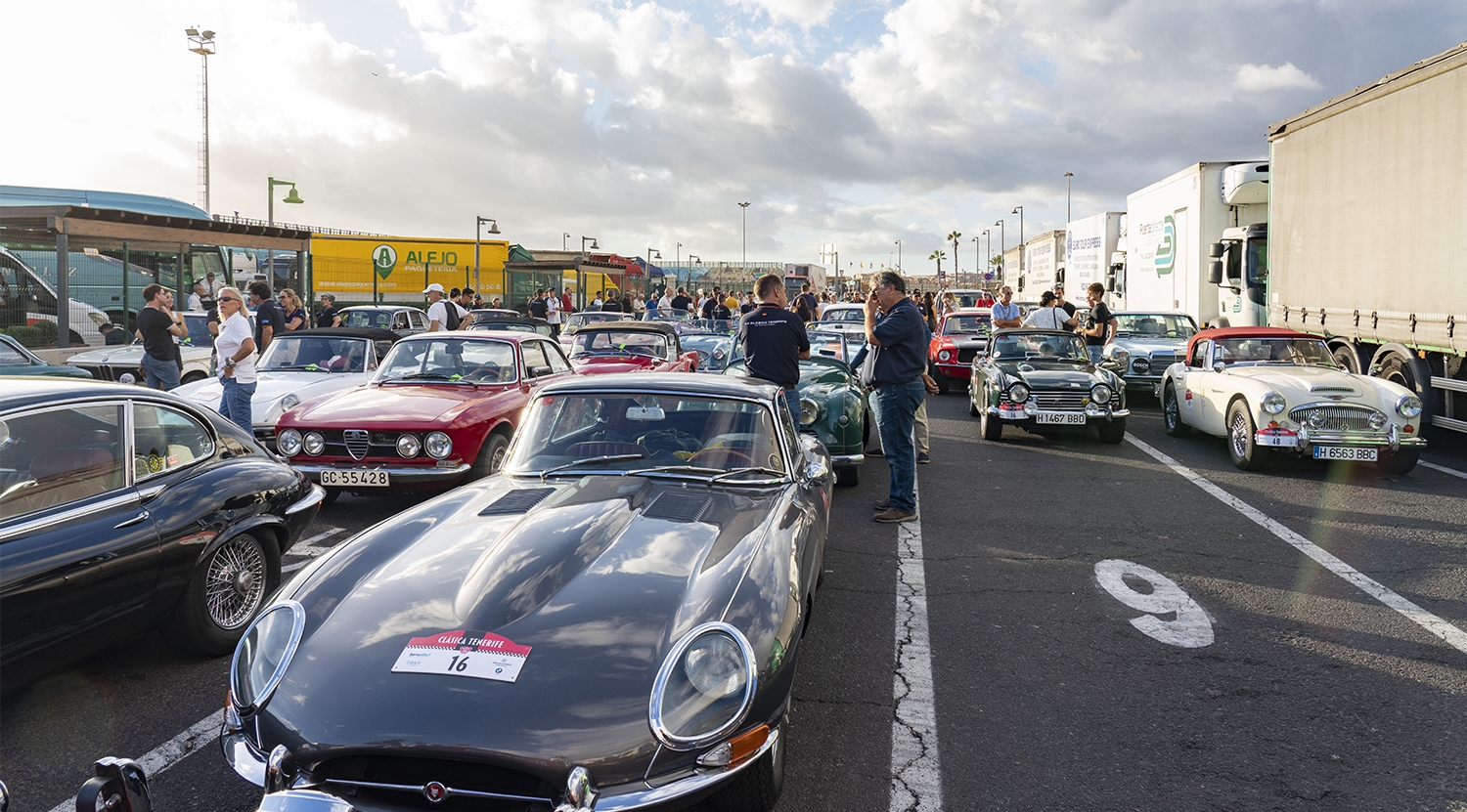 En primer término, Jaguar E-Type junto al resto de vehículos antes de embarcar en Tenerife con destino La Palma | Foto: Clásica de Tenerife