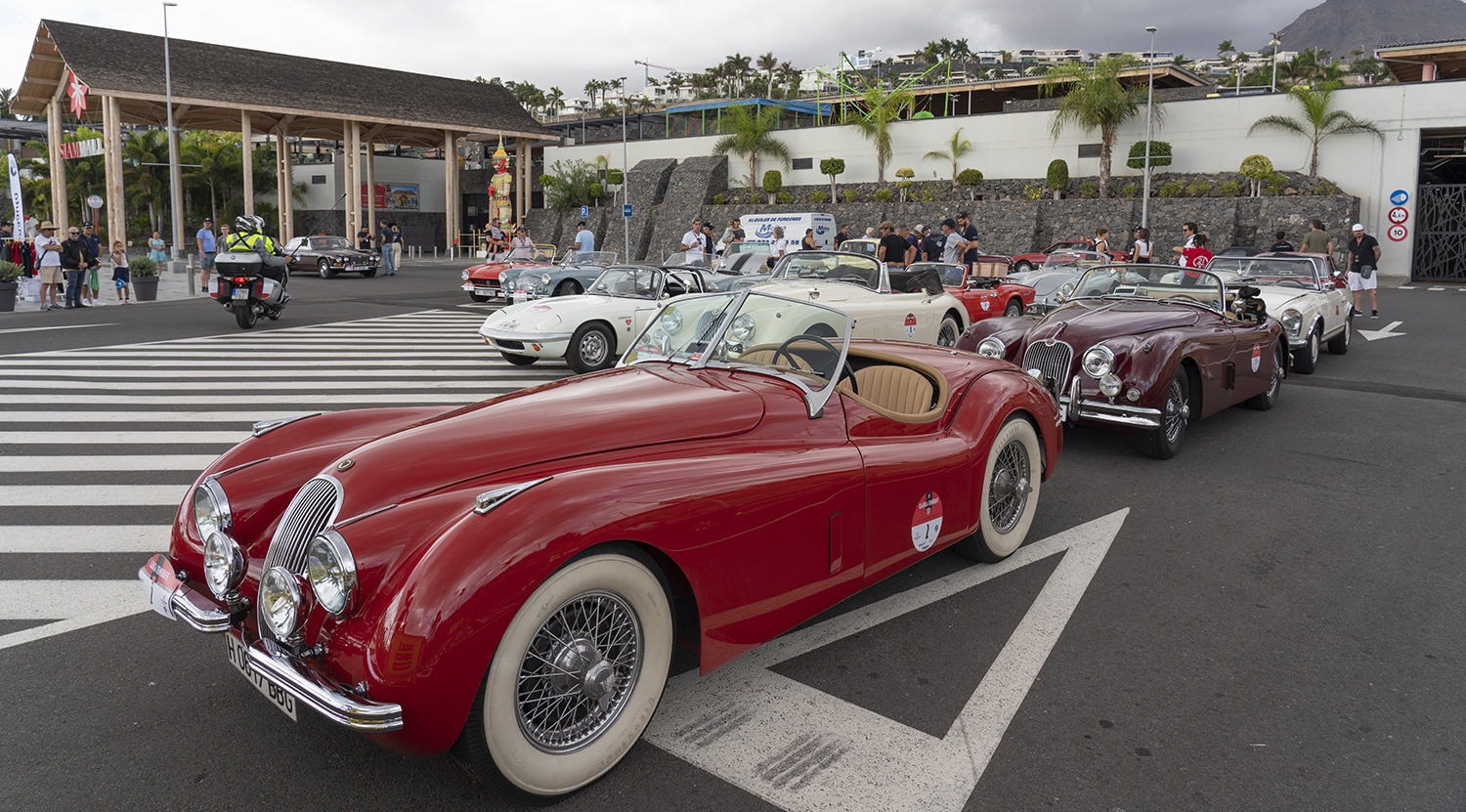 Jaguar XK en el parking del centro comercial Siam Mall en Tenerife | Foto: Clásica de Tenerife