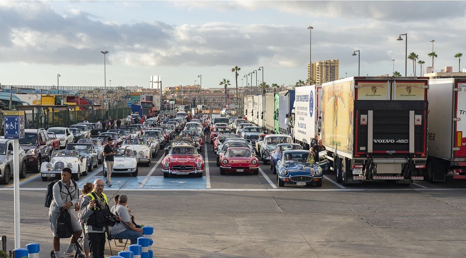'Parrilla de salida' en el puerto de Los Cristianos (Tenerife); por la derecha: un Jaguar E-Type, un Ferrari Dino y un Mercedes-Benz 300 SL | Foto: Clásica de Tenerife