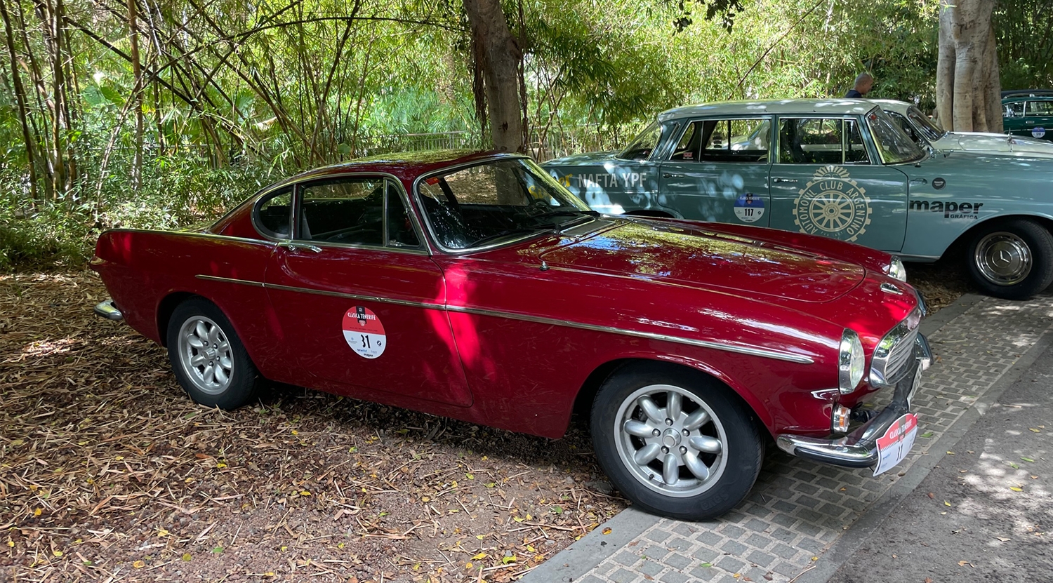 Volvo P1800 S junto a un Mercedes-Benz 220S | Foto: Tourinews©