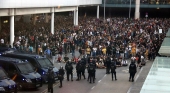 Manifestantes en la T1 del Aeropuerto de Barcelona. Foto Medol (CC BY SA 4.0 DEED)