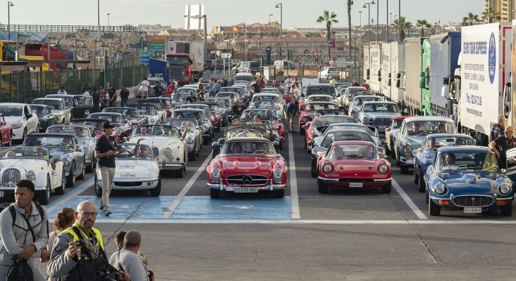 'Parrilla de salida' del rally Clásica de Tenerife en el puerto de los Cristianos (Tenerife), antes de embarcar hacia La Palma | Foto: Clásica de Tenerife