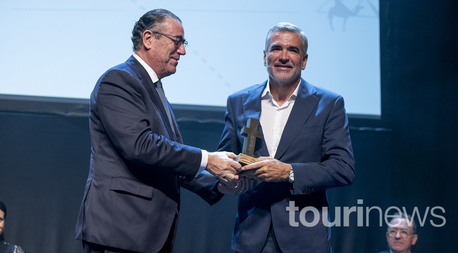 Juan Manuel Martín de Oliva entrega el premio a Adolfo Utor.