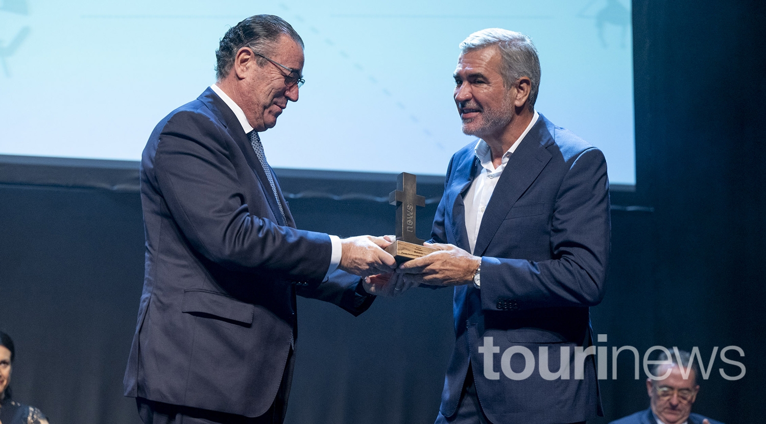 Juan Manuel Martín de Oliva y Adolfo Utor en el momento de la entrega del Premio Tourinews 2023.