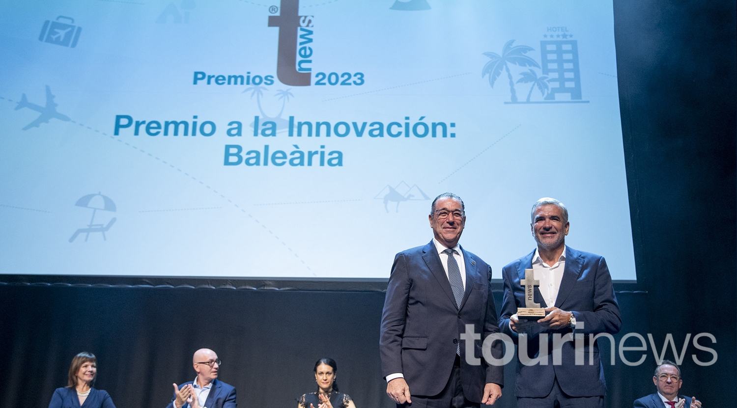 Juan Manuel Martín de Oliva y Adolfo Utor posan en el escenario.