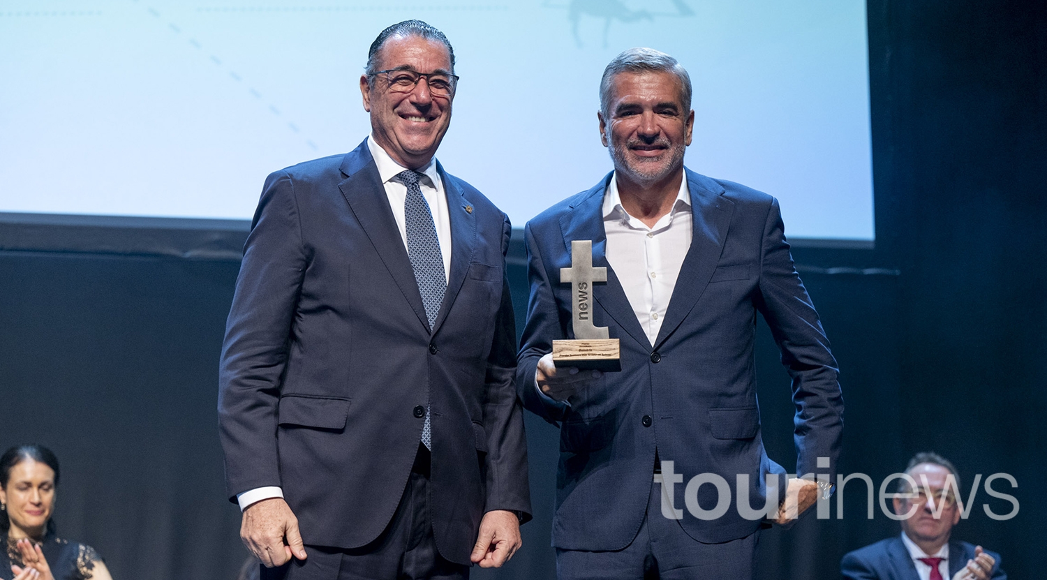 Juan Manuel Martín de Oliva y Adolfo Utor posan juntos en la gala de los Premios Tourinews 2023.