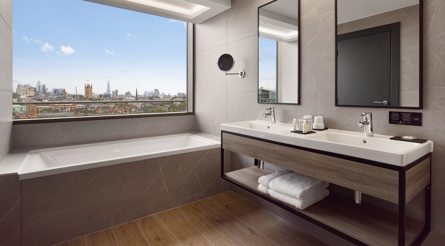 Baño con vistas a la ciudad en el Riu Plaza London Victoria (Londres, Reino Unido) | Foto: RIU Hotels & Resorts