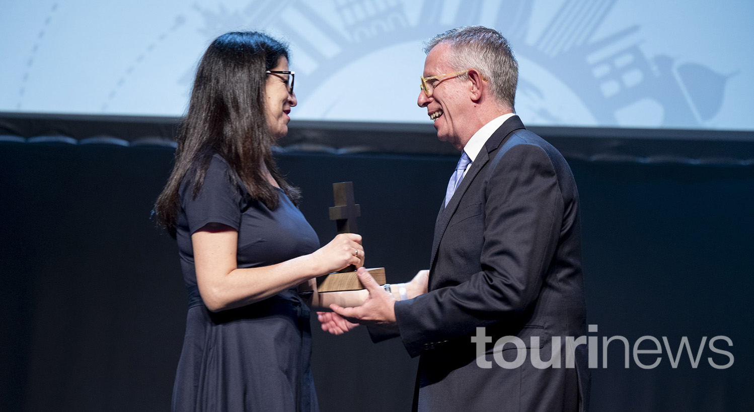 Lucía Méndez-Bonito entregó el premio a Enrique Luis Larroque