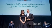 “El patrimonio puede y debe ser un factor de desarrollo" | Lucía Méndez-Bonito y Enrique Luis Larroque en la entrega del Premio Tourinews 2023 al hotel Hacienda de Abajo. | Foto: Nacho González Oramas