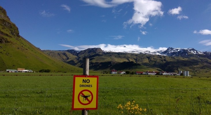 Los dueños de esta granja en la falda del Eyjafjallajökull prohiben los drones