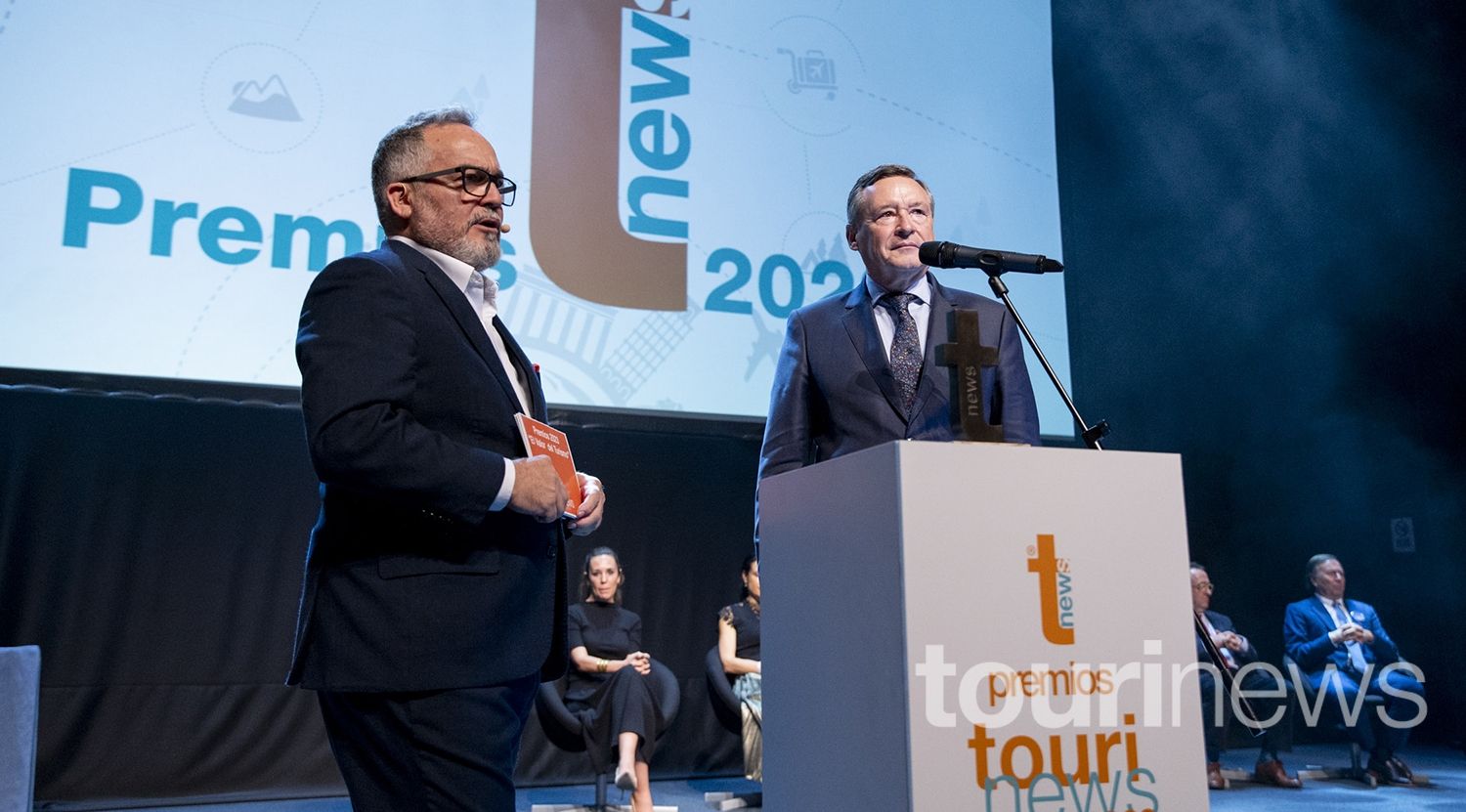 Ángel Simón e Ignacio Moll durante la gala de los Premios Tourinews 2023.