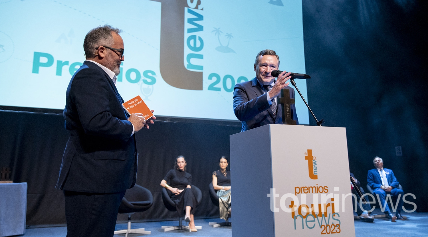 Ángel Simón recoge el premio al Grupo Agbar.