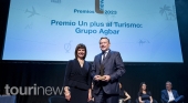 “La solución de destinos turísticos es la reutilización de las aguas” | En la imagen, Julia Simpson y Ángel Simón | Foto: Nacho González Oramas