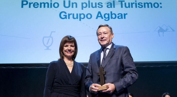 “La solución de destinos turísticos es la reutilización de las aguas” | En la imagen, Julia Simpson y Ángel Simón | Foto: Nacho González Oramas