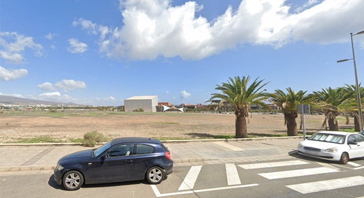 Vista de la parcela propiedad de Lopesan, de casi 50.000 m², con el palacio de congresos ExpoMeloneras al fondo | Foto: Google Maps