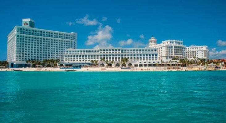 Exterior del hotel Riu Cancun, primer hotel de la Zona Hotelera de Cancun en incorporar la oferta Todo Incluido en 2003