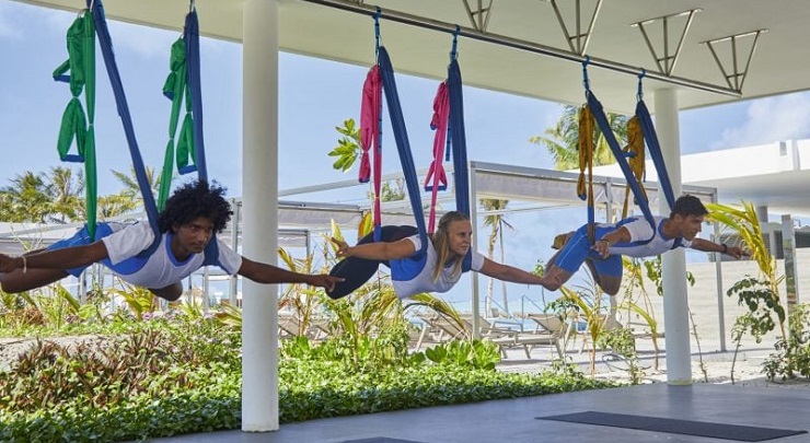 Clase de yoga aéreo en uno de los hoteles RIU, parte del programa Riu Fit dentro de la oferta All Inclusive