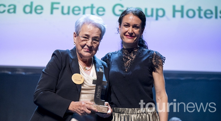 Isabel García Bardón junto a Laura Meyer, quien le entregó el Premio Especial del Editor Foto Nacho González Oramas