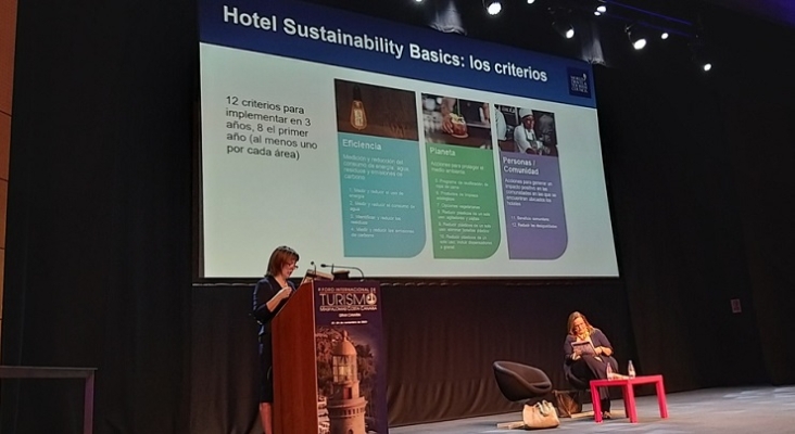 Julia Simpson, en su exposición de los «Hotel Sustainability Basics»