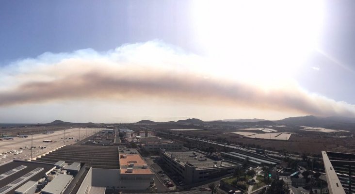 Foto de columna de humo sobre el Aeropuerto de Gran Canaria