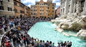 Cientos de personas congregadas frente a la Fontana di Trevi | Foto: Vatican Card