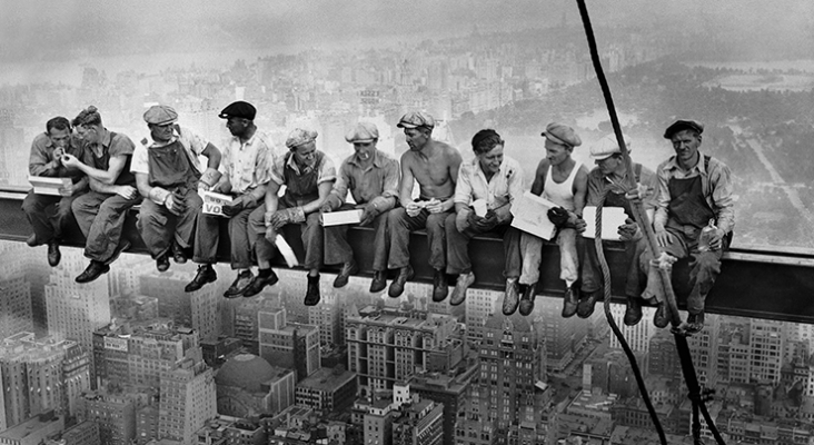 'Almuerzo en lo alto de un rascacielos', fotografía de 1932 en el rascacielos RCA Building de Nueva York (EE. UU.) 