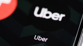 Imagen de Uber en la pantalla de un móvil | Foto: Ivan Radic (CC BY 2.0 DEED)