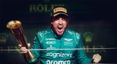 El piloto españo y bicampeón mundial, Fernando Alonso, celebrando un podio en un Gran Premio de Fórmula 1 | Foto: Aston Martin