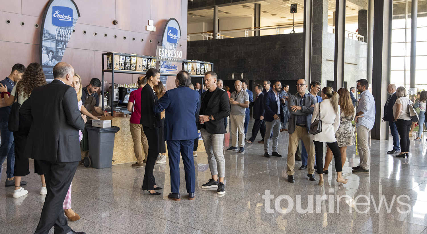 Ambiente en el exterior del auditorio