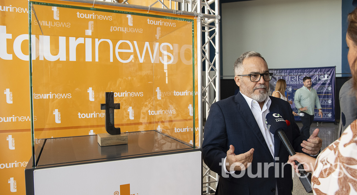 Ignacio Moll siendo entrevistado por Radio Televisión Canaria